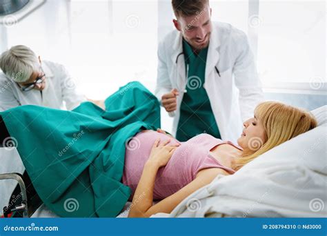 Donna che partorisce a casa con ostetrica