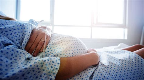 Ostetriche che accudiscono madre e neonato a casa