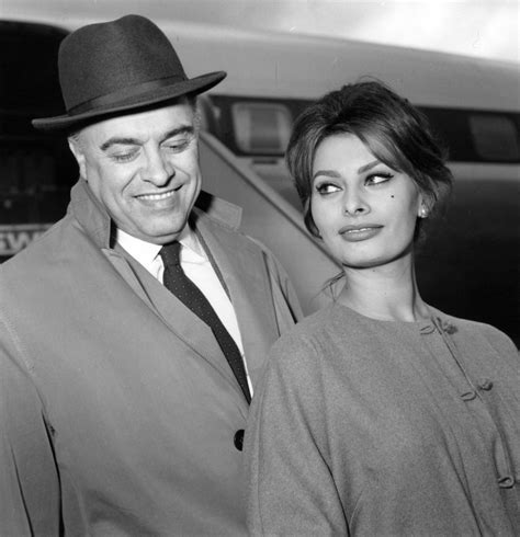 Fotografia d'epoca di Carlo Ponti e Sophia Loren durante un Festival del Cinema