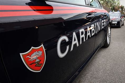 Un partecipante tenta di afferrare il trofeo dalla giostra