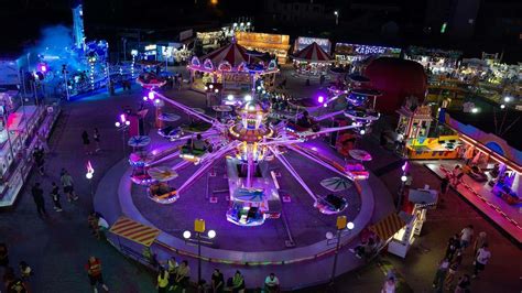 Veduta aerea di un luna park con giostre illuminate