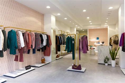 Interno negozio Maison du Bebè con diverse sezioni prodotti