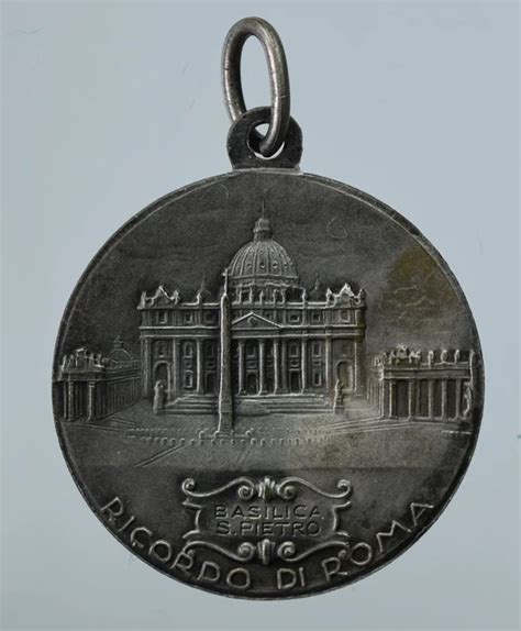 Dettaglio di una medaglia antica con effigie religiosa