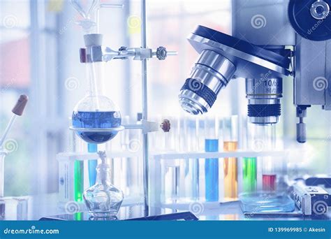 Microscopio e strumenti di laboratorio per la PMA