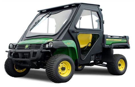 Bambino che guida un John Deere Gator HPX su un prato
