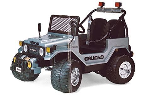 Due bambini sorridenti a bordo di un Peg Perego Gaucho Sport su un sentiero sterrato