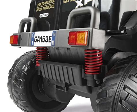 Primo piano delle luci LED anteriori di un Peg Perego Gaucho XP