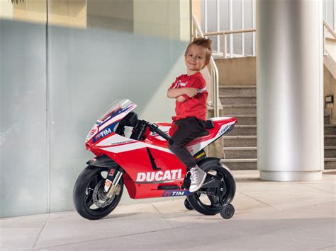 Bambino in sella a una moto elettrica Peg Perego Ducati GP