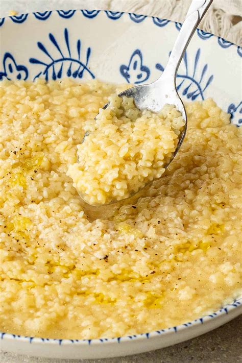 Bambino che assaggia la pastina