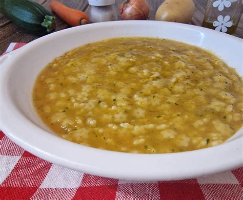 Pastina con crema verde nel piatto