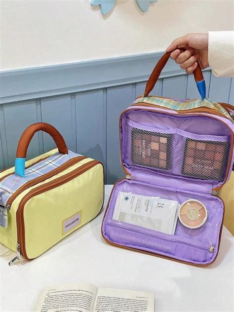Borsa organizer con vari scomparti e oggetti essenziali per neonato