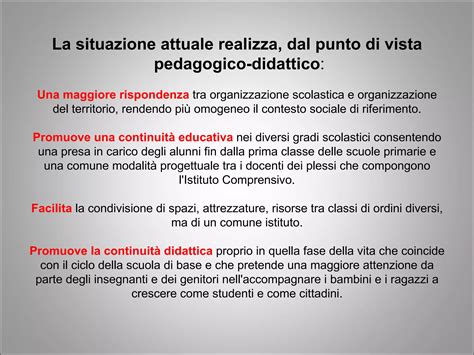 Bambini e adulti in un contesto sociale che interagiscono fisicamente