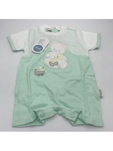 neonato che indossa una tutina in cotone color pastello su un fasciatoio
