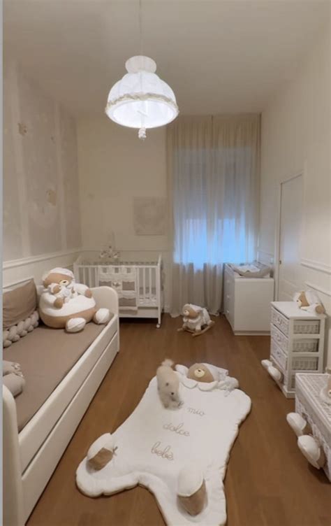 Bambina che sceglie un tema per la sua cameretta