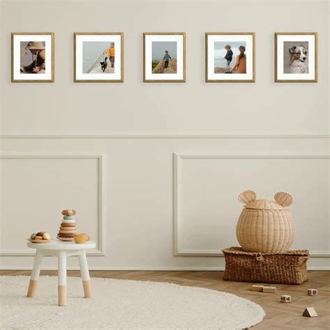 Collage fotografico di bambini sulla parete della cameretta