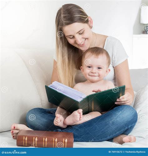 genitore legge libro al neonato