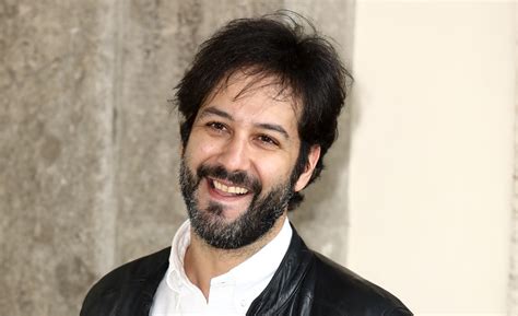 Matteo Branciamore al microfono durante una sessione di registrazione