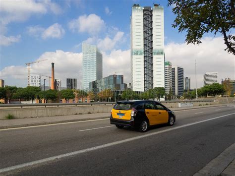 taxi moderno per le strade di Barcellona