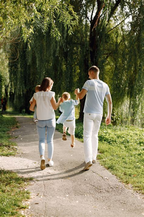 famiglia che passeggia in un parco di Barcellona