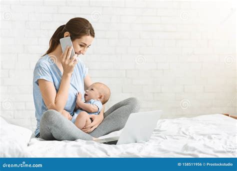 Mamma che parla al neonato