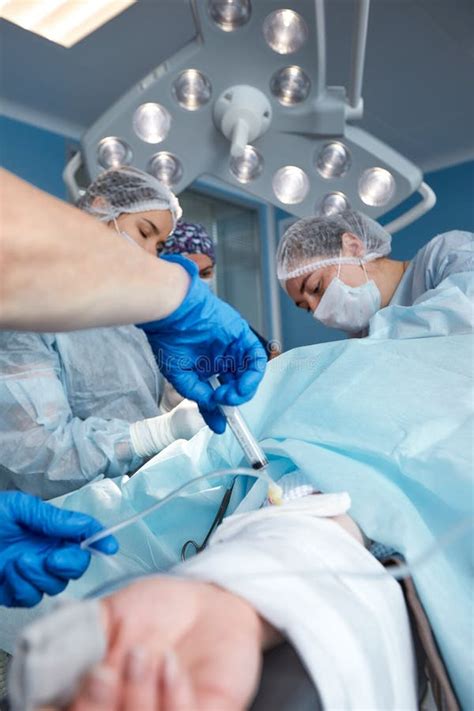 Anestesista che spiega l'epidurale a una paziente