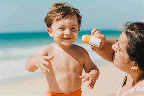 Bambino con crema solare al mare