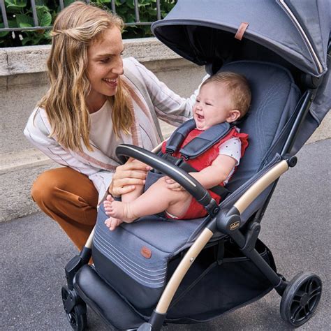 Dettaglio della reversibilità della seduta di un passeggino