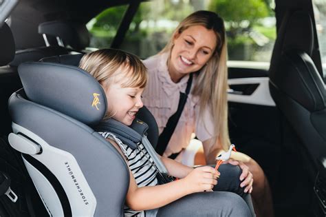 Bambino sorridente e sicuro sul seggiolino auto