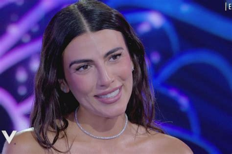 Giulia Salemi con il pancione in attesa