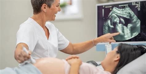 Ostetrica che controlla la gravidanza