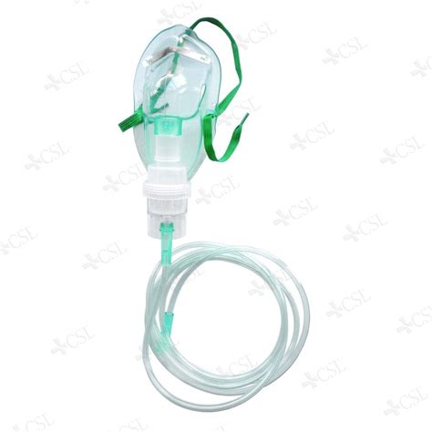 Bambino neonato con mascherina per aerosol