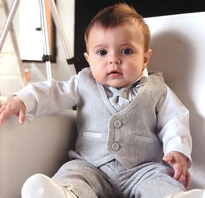 Bambino con abito da battesimo regale