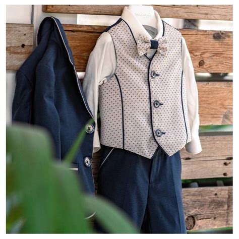 Bambini con abiti da battesimo estivi e invernali