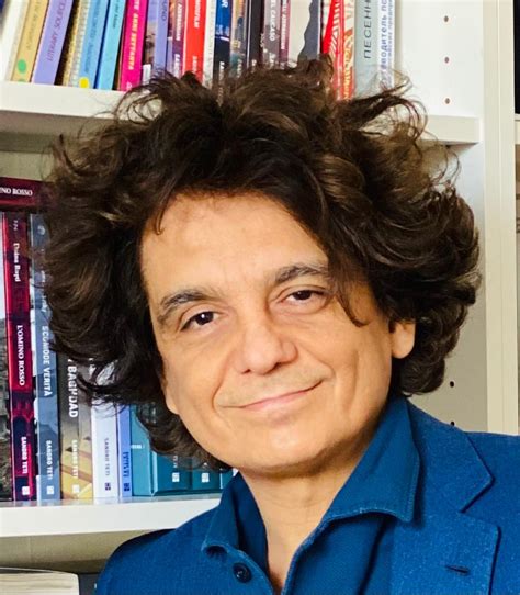 Scaffali di una libreria specializzata che mette in risalto il catalogo della Sandro Teti Editore