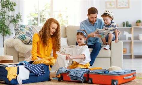 famiglia che prepara valigie in modo organizzato