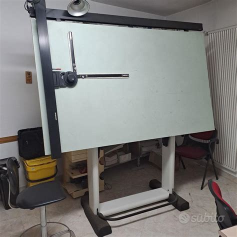 Tavolo da disegno con dettagli costruttivi di cassettiera in legno