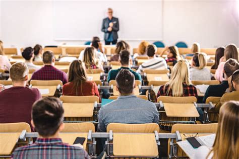 Studenti universitari in aula durante una lezione di scienze infermieristiche