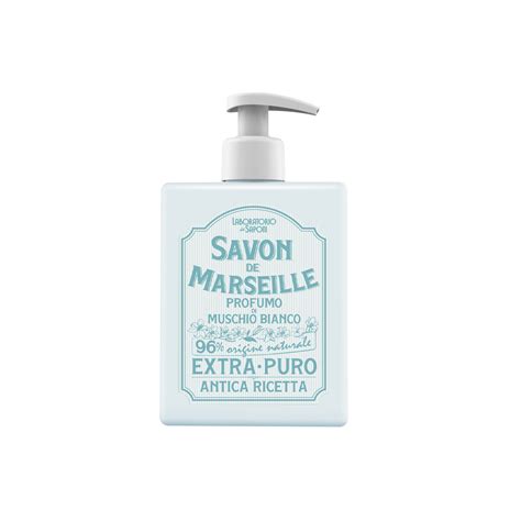 Immagine di panni umidi e sapone delicato vicino a un seggiolone