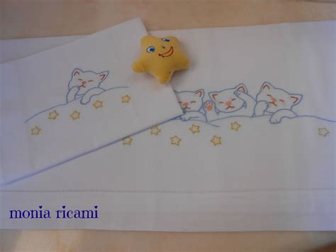 Ricami a mano tradizionali su lenzuolini per neonato