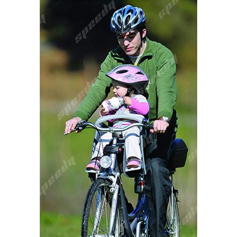 Bambino con casco su seggiolino anteriore