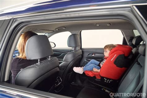 Bambino su seggiolino anteriore che guarda il paesaggio