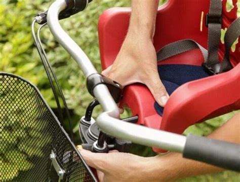 Schema di montaggio di un seggiolino anteriore su bicicletta