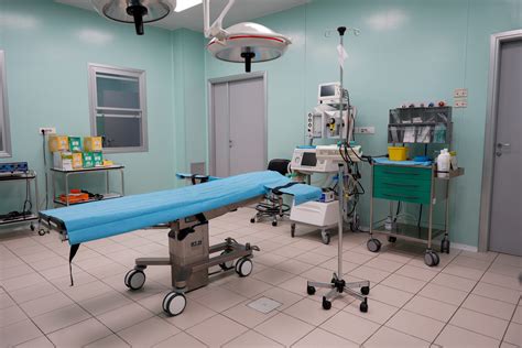 Sala operatoria con equipaggiamento moderno