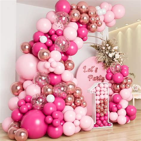 Festa di complimese con decorazioni rosa per una bambina