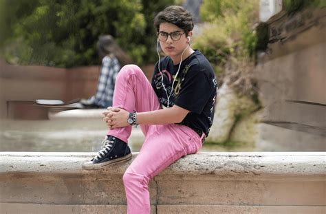 ragazzo con zaino che indossa una polo e pantaloni BOSS davanti a una scuola moderna