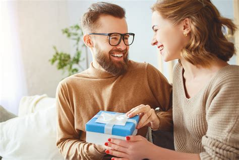 Coppia di genitori che riceve un regalo per il bambino
