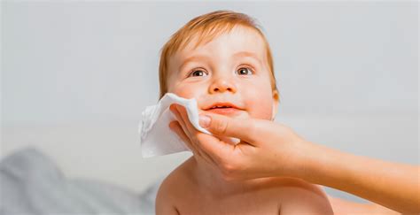 Dettaglio della pulizia del neonato con salviette