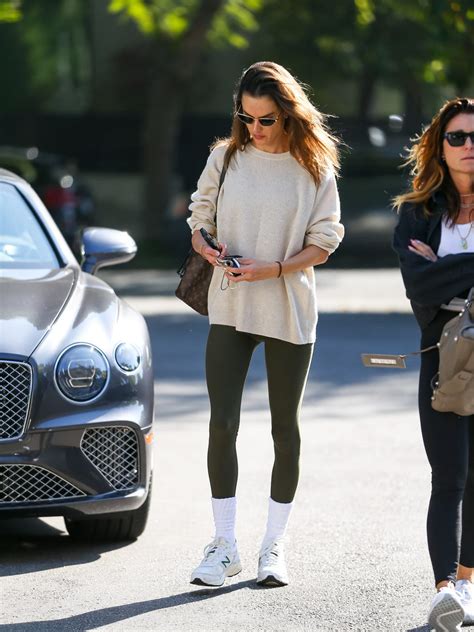 collage di outfit premaman alla moda con leggings e maglioni oversize