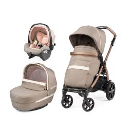 Famiglia che passeggia con un sistema modulare Peg Perego
