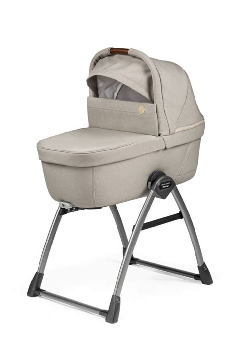 Carrozzina Navetta Peg Perego con neonato che dorme